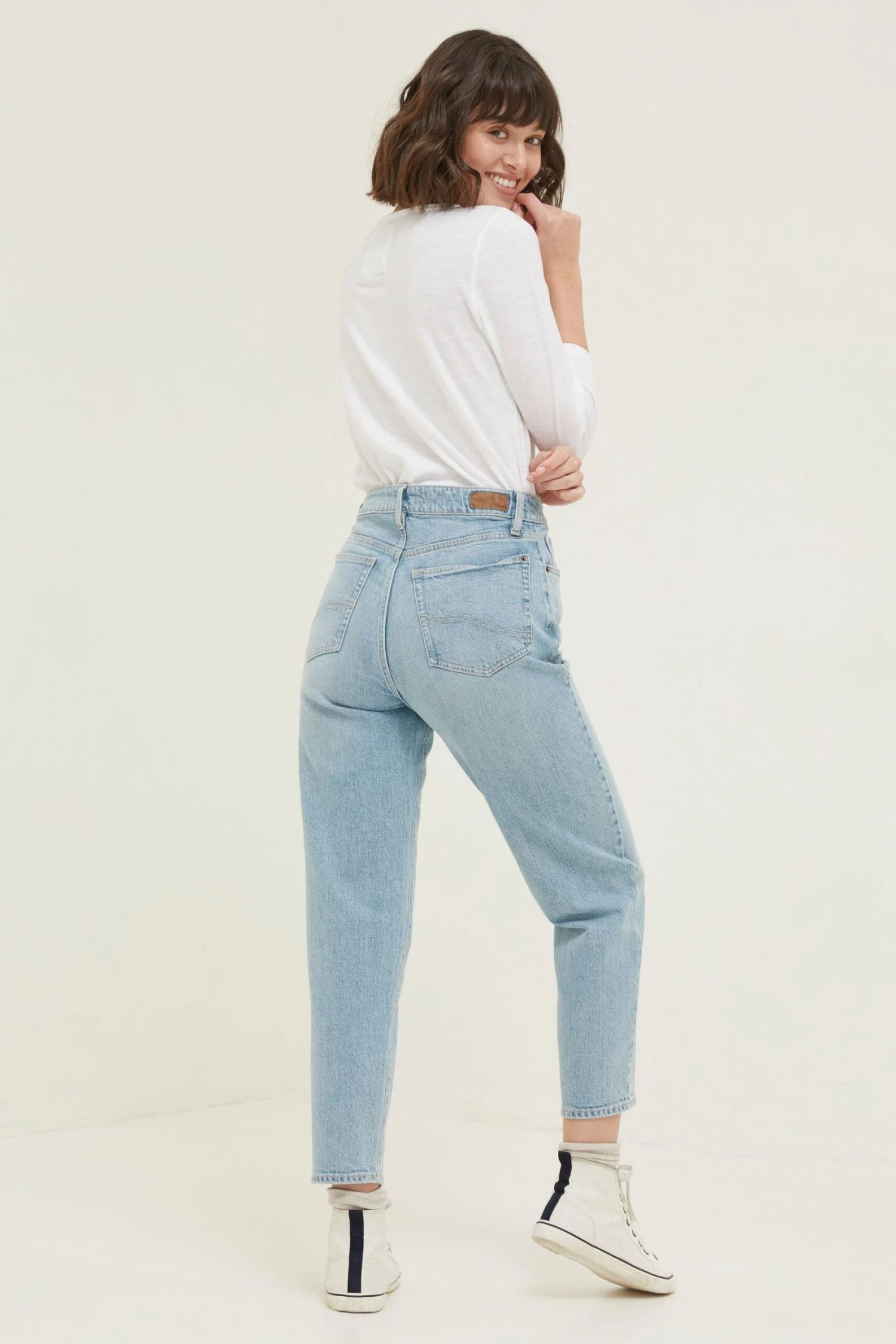 FatFace Blue Bray Barrel Jeans 4 FatFace Blue Bray Barrel Jeans - Image 2